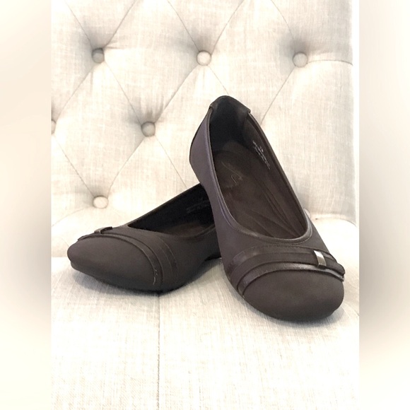 Easy Street Comfort Wave Brown Flats 7M Buckle Round Toe Faux Suede New NWOT - Picture 6 of 13